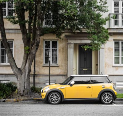 Auto ohne Carport Mini cooper steht am Straßenrand