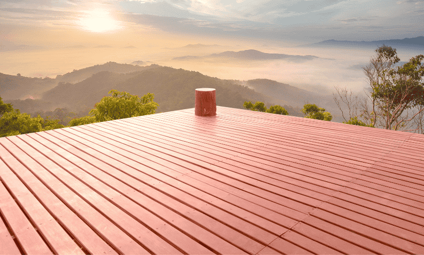 Tropenholz-Terrasse mit spektakulärem Ausblick auf Wälder und Hügel