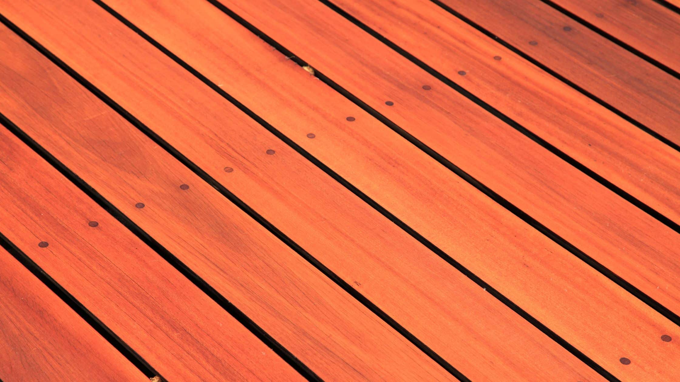 Close-up von Terrassendielen aus tropischem Holz