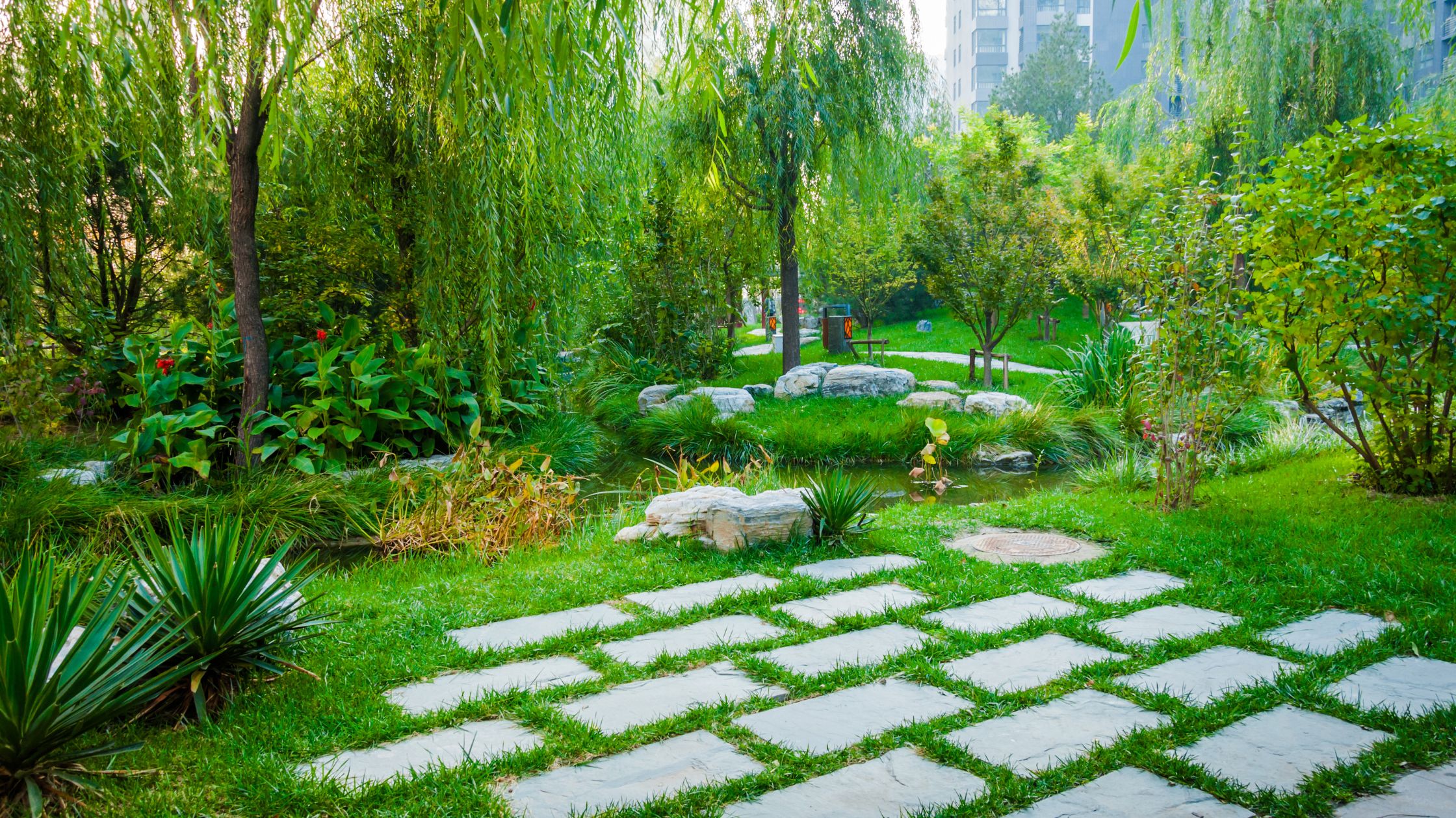 Natur Garten mit Bach