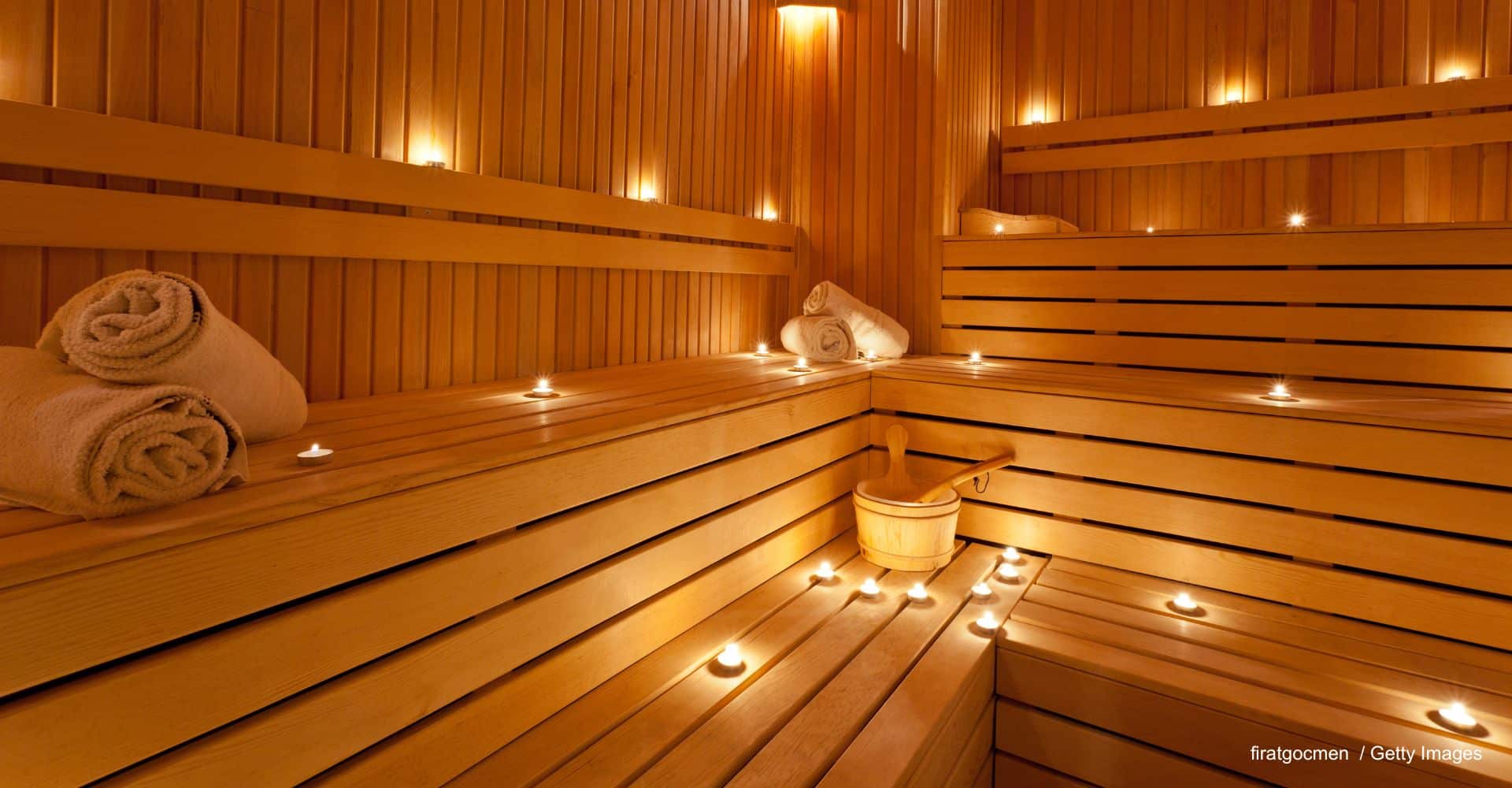 Interieur einer gemütlichen Sauna aus mit Wandverkleidung und Sitzgelegenheiten aus Thermoholz