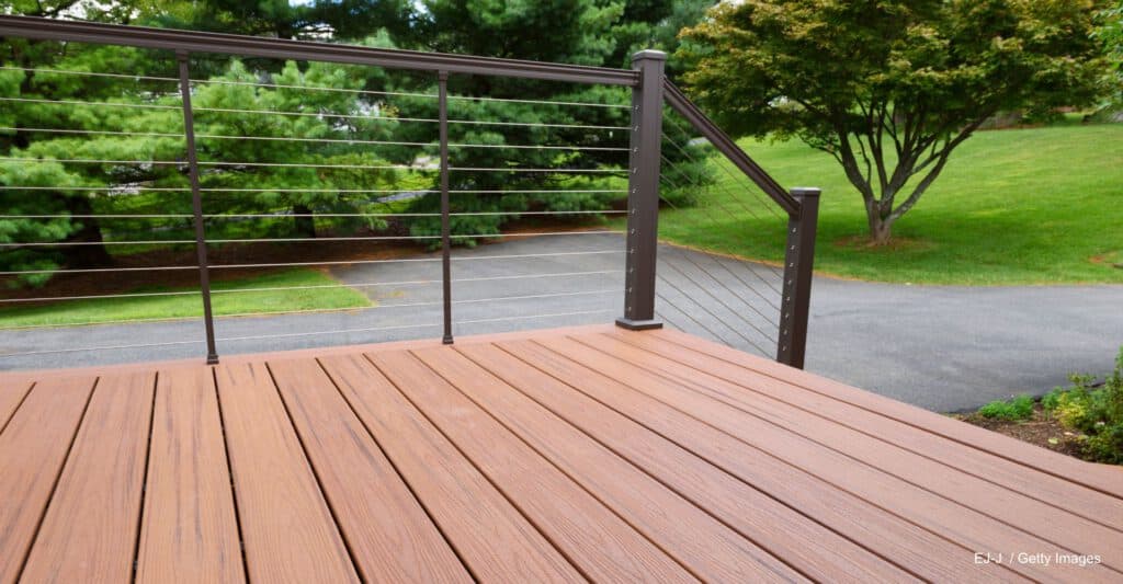 moderne Terrasse aus Thermoholz mit dunkelbrauner Färbung