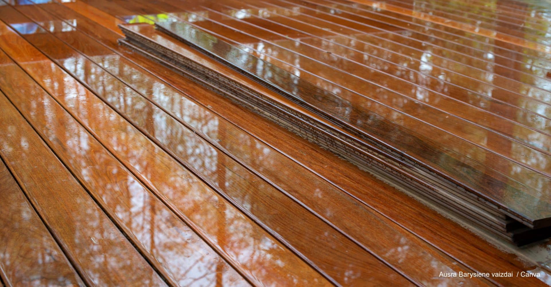 witterungsbeständige Thermoholz-Bohlen im Regen, bei denen das Wasser kaum einzieht