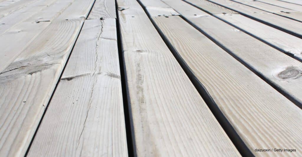 Close-up von Terrassendielen mit grauer Patina, deren Holz man entgrauen kann