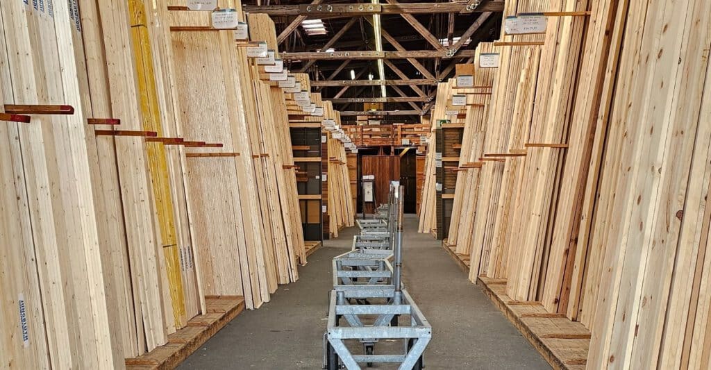 Breite Auswahl an Hölzern mit unterschiedlichen Dauerhaftigskeitsklassen in einem Holzfachmarkt