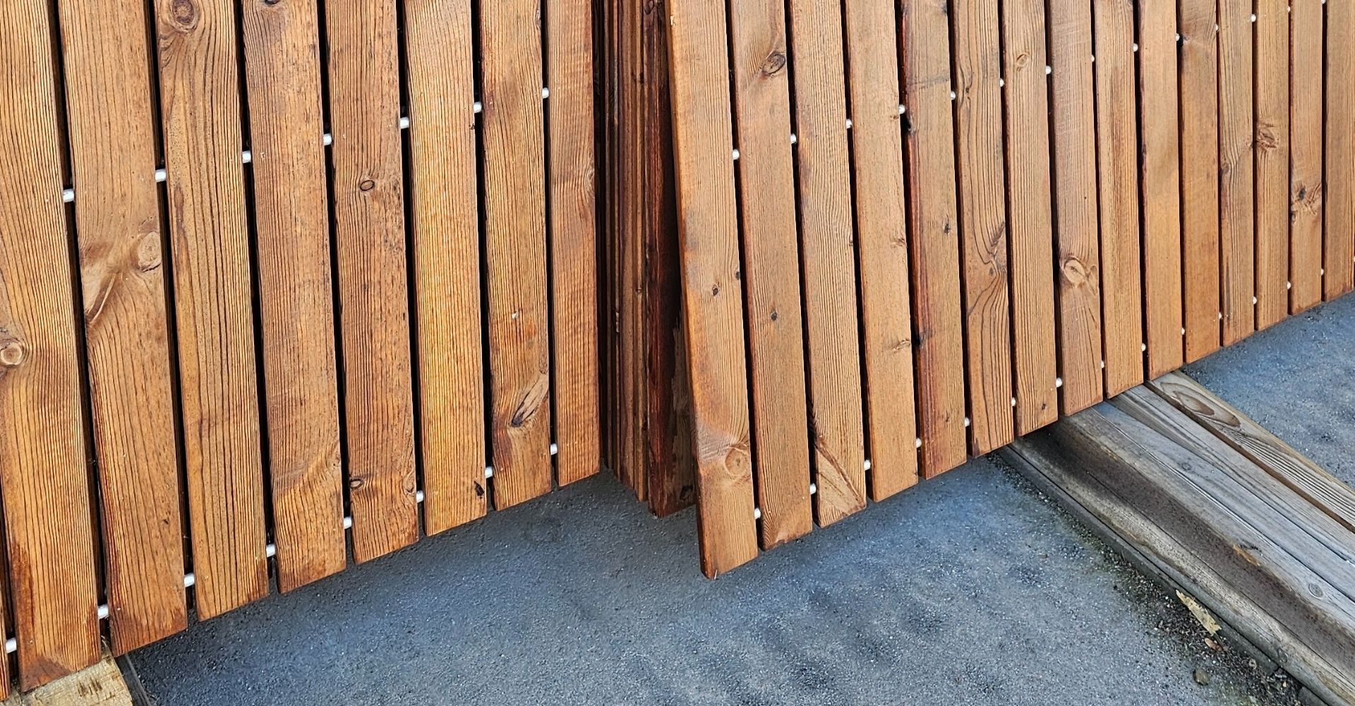 Zaunelement aus Holz im Außenbereich