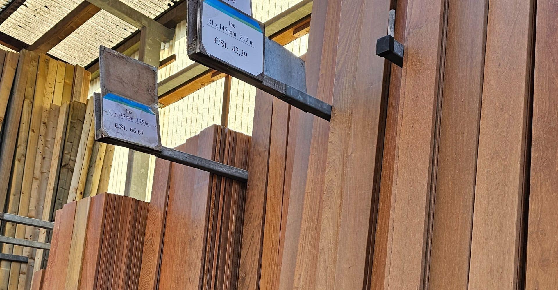 Holzbretter aus Ipé, einer sogenannten Eisenholzart, mit Preisschild im Holzmarkt Jungbluth Neuss