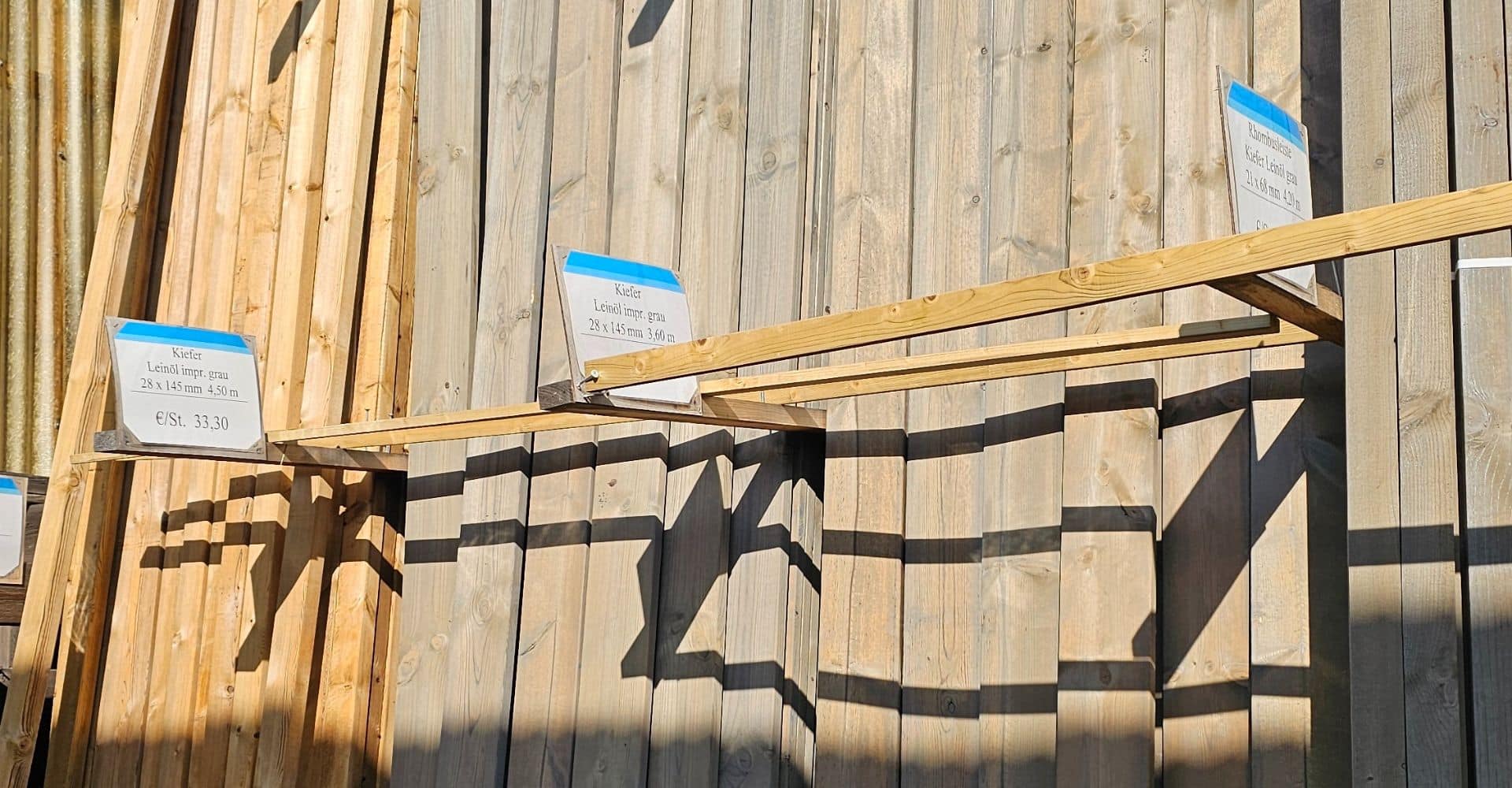 verschiedene Holzbohlen aus Kiefer, einer Weichholzart, bei Jungbluth Neuss