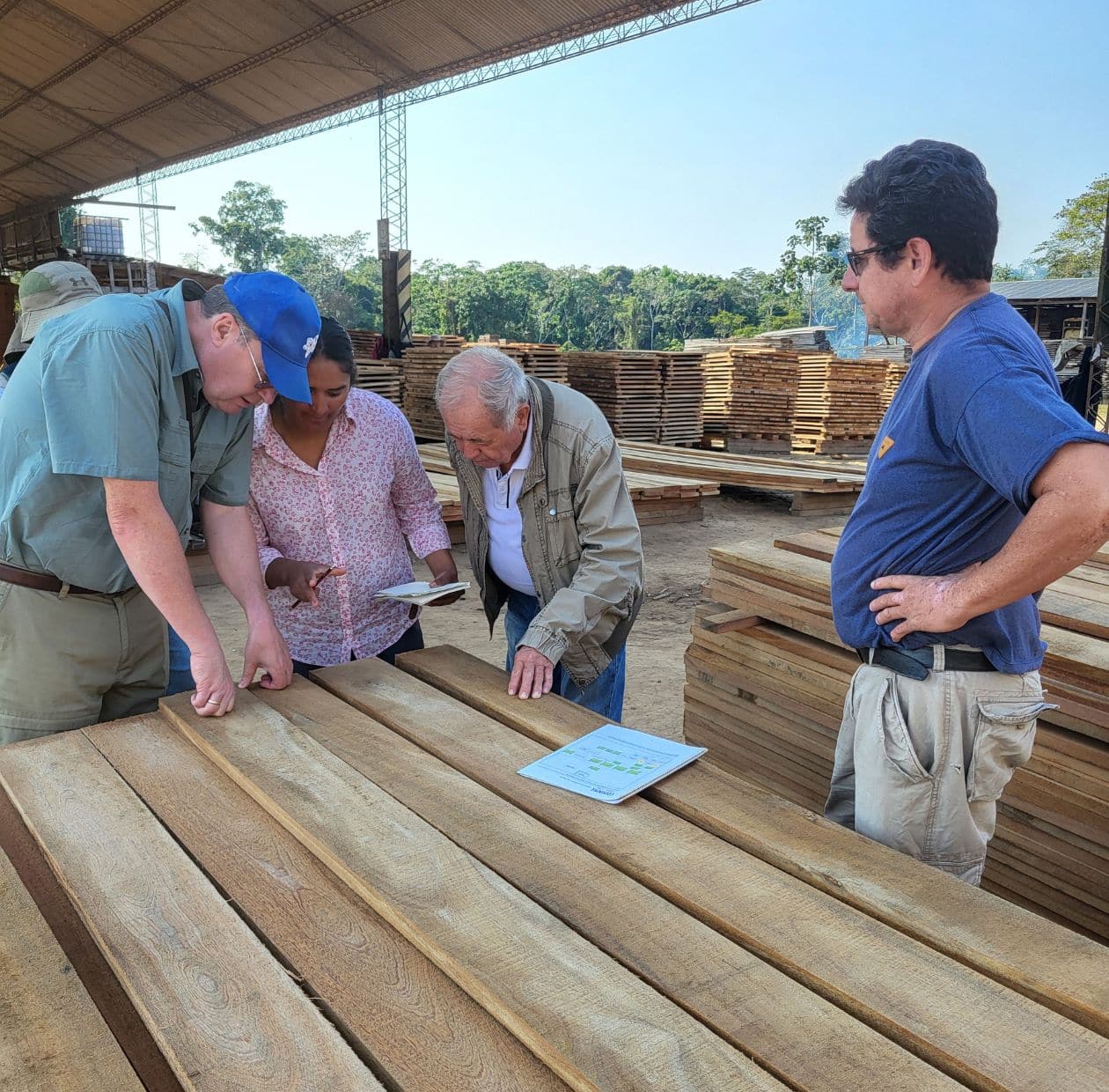 Mitarbeiter von Jungbluth kontrollieren Holz beim Zulieferer in Bolivien